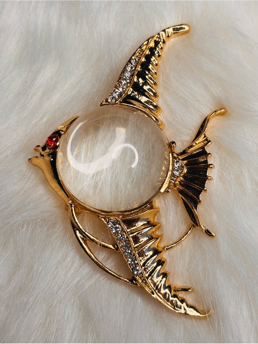🐠 Clear Cabochon Angelfish Brooch – Gold Tone & Rhinestones